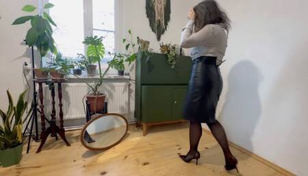 Toe tapping in high heels mov