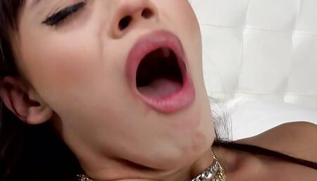 TS Babe Gabrielly Ferraz Sucks Machine's Faux Cock Before Anal