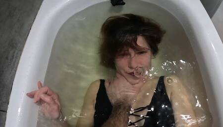 Bathtub underwater hold your breath fetish milf