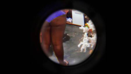 Escooondida camera catches sister-in-law of huge ass off guard