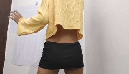 Beauty masturbates without panties