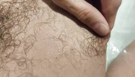 Amatour guy touching dick and cuming in a bathtube