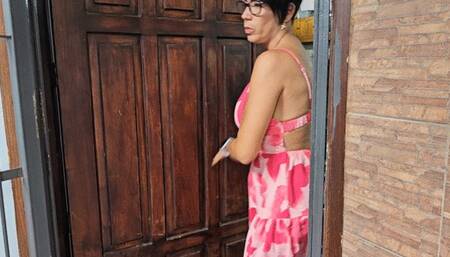 Milah trying the Land Cruiser 1977 before buying it