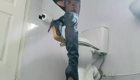 Nylon Scissorcutrix Toilet Break (mkv)