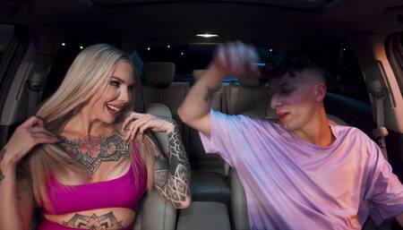 Two stunning, inked babes take it in the back of the car
