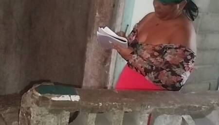 The boss goes to supervise the work and while the workers arrive she masturbates and ends up rich