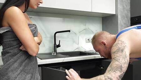 She Couldn't Hold Back in Front of This Pumped-up Plumber and Showed Her Hot Body.