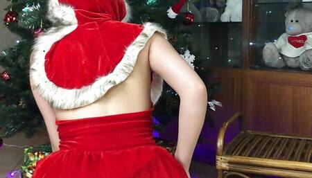 Snow Maiden fucks herself with a dildo near the New Year tree