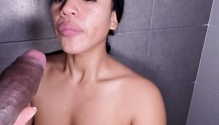 She interrupts her stepbrother in the bathroom to eat his cock -amateur couple- nysdel