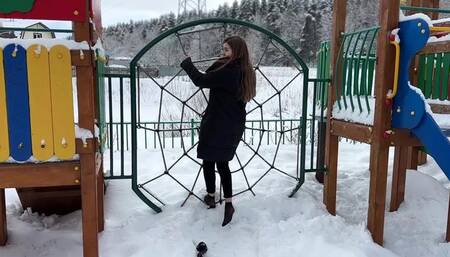 Losing High Heels Mules on Snow, Losing high heels mules, losing shoe, one shoe walk