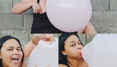 Naomi infla un globos de 18 pulgadas hasta explotar