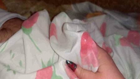 Crumpet jerks off through the sheet MP4