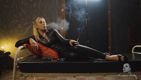 Smoker Anette in stiletto heel pumps 4K MP4