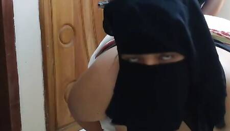 Local Desi Female School Teacher Wearing Saree Blouse When A student Entry Her Room & Give Her Softcore Fuck