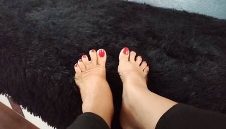Finge tips of the feet, red -painted nails, pronounced arches of the foot (1)