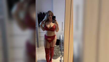 Valt het je ook op dat ik steeds verder ga? ????????\nIk heb heerlijk rode lingerie aangetrokken voor jou ❤️ Daarna bevredig ik zo lekker m’n natte poesje ???? het is zo’n giga grote dildo ????