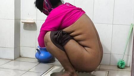 I see my aunty going to the bathroom and I started fucking her ass
