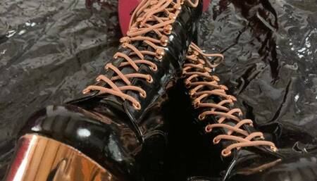 Rubbermissy covered in latex and teasing herself in her cosy rubber bed