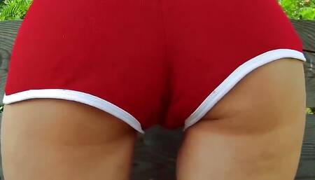 Quick Outdoor Sex in the Heat of the Afternoon with Booty Shorts MILF