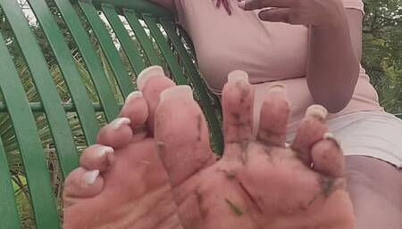 clean Jessibel's dirty feet