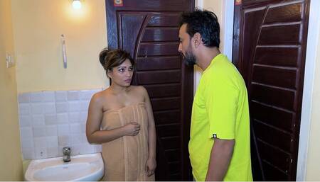 The Servant Suddenly Saw the Mistress in the Towel