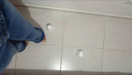 LEIDY PISANDO VASITOS VISTA DESDE ARRIBA PANTALON AZUL