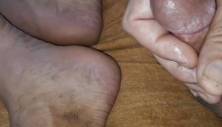 Showing off my toes and jerking off