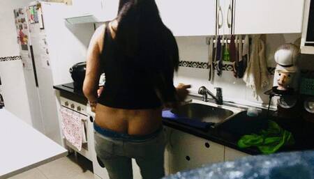 buttcrack in jeans IN THE KITCHEN