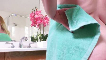 Blonde BBW Luna Storm Enjoys a Wet Wanking Session