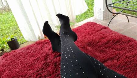 Very pronounced bows in pantyhose (1)