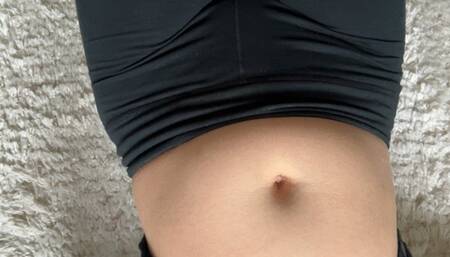 Aurora’s Seductive Navel is Back