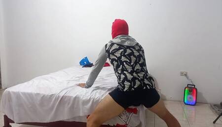 ATHLETIC MANLY MAN HAS SEX WITH AN INFLATED CONDOM. DIRTY AMERICAN FETISH