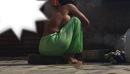 The sister-in-law of the native village is bathing in the open bath, opening all the clothes and rubbing the whole body.