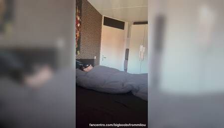 Wil jij zien hoe ik wakker wordt gemaakt en dan heerlijk hoogtepunt ga krijgen????