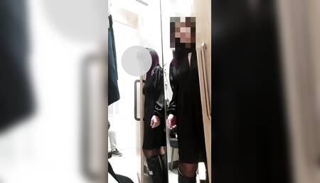 Public dress change at mall