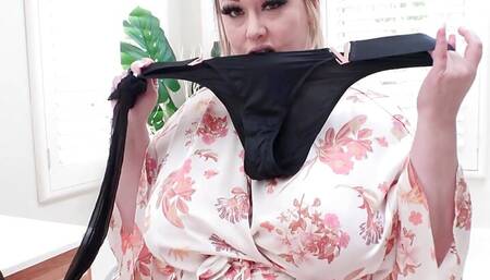 BBW Bunny De La Cruz Enjoys a Hot Bathroom Wanking Session