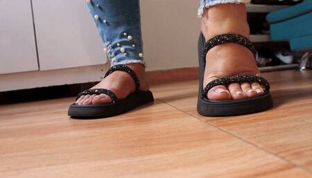 Dolce Amaran finding new pets - Giantess Fantasy - BBW - MATURE - GIANTESS