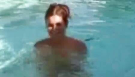 Sexy Fun In The Amateur Pool!