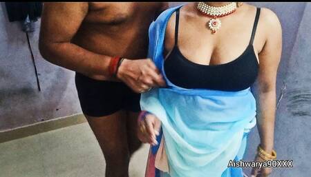 Hot Indian Desi Aishwarya Bhabhi Ki Sari Mein Hot Chudai. Indian Desi Bhabhi Sari Sex in Hindi.