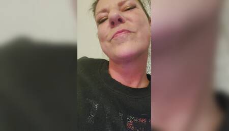 Sexy American Milf Pees & Masturbates