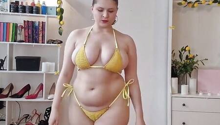 Model Loses Bikini on Catwalk Embarrassed Running Away