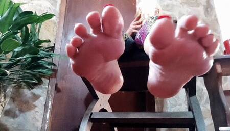 Angelin's wrinkled soles and beautiful toes (1)