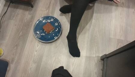 College Girl Barefoot Cake Crush and Pussy Fingering