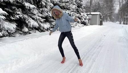 Flip flops on ice, flip flops on snow, snow feet, frozen feet, high heels on snow