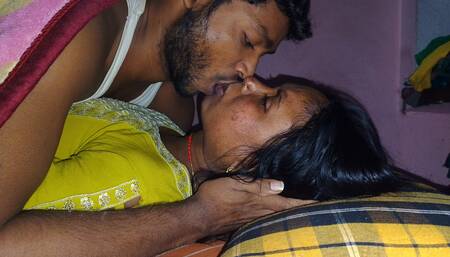 Desi Hot Wife Ki Chut Marli Raat Mein Bohat Maza Aaya