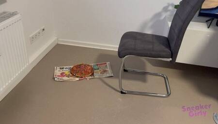 Sneaker-Girl Mia Moon - Do you like Pizza from my feet