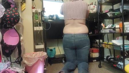 Ass Crack Tease :: Desk Set Up