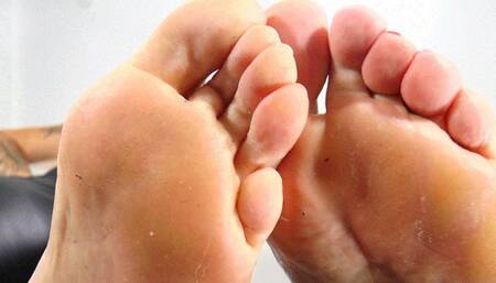 Queen Hanna and Mistress Jane - Licking bare feet clean