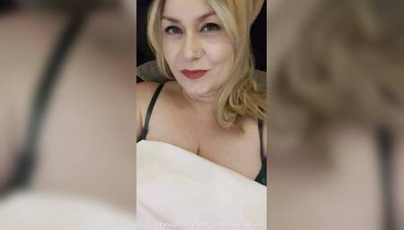 Dit kutje is al heerlijk nat en wil graag voor je spuiten schat....!????????