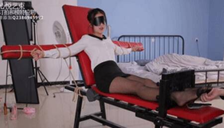 xy265-The secretary in black stockings was tied to a tiger bench and tickled for an hour
